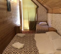 Коттедж с балконом и с красивым видом из окна в Events place