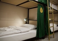 Кровать в 6-местном номере с общей ванной комнатой (только для взрослых) в Guten Duck Moscow