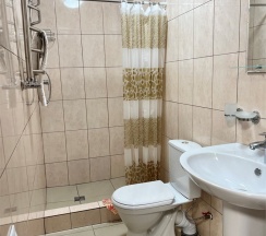 Четырехместный номер с двуспальной кроватью и двумя односпальными в София