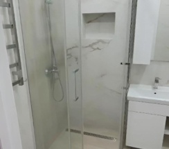 Двухместные апартаменты с балконом и с красивым видом из окна (двуспальная кровать) в Квартира Однокомнатная на Свободы 38/2