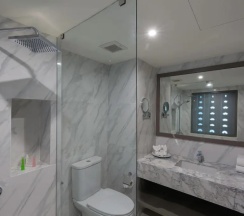 Двухместный номер Deluxe с балконом и с видом на бассейн 2 отдельные кровати в Chanalai Flora Resort, Kata Beach