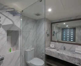 Двухместный номер Deluxe с балконом и с видом на бассейн двуспальная кровать в Chanalai Flora Resort, Kata Beach