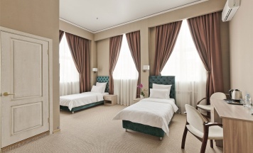 Стандарт двухместный с двумя одноместными кроватями в Fortis Hotel