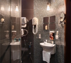 Одноместный улучшенный номер с балконом в Martin Hotel