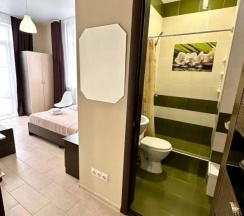 Трёхместный номер Comfort с балконом и с видом на горы в Людмила