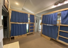 Кровать в мужском номере 10-местном номере (удобства на этаже) в Острова