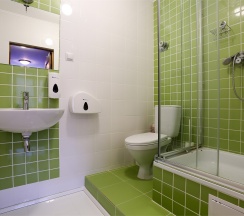 Кровать в шестиместном номере с ванной комнатой в Kdhostel