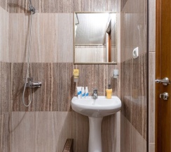 Cемейный номер с собственной ванной комнатой ( окно в коридор) в Guest house city center