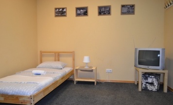 Кровать в трехместной мужской комнате в Likehome