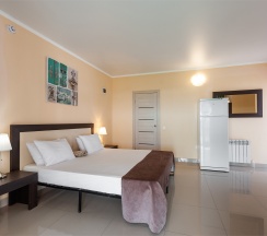 Полулюкс на двоих гостей с террасой и видом на озеро (корпус К) в Оптимист