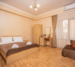 Стандарт 4-местный с двуспальной и односпальной кроватями и балконом в Джульетта