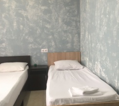 Номер Comfort с балконом и с красивым видом из окна в Azname