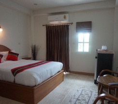 Двухместный номер Standard с балконом двуспальная кровать в Maesot Siri Hotel