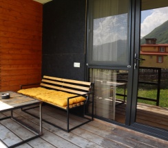 Трёхместный коттедж с балконом и с видом на горы в Отель Kazbegi Cottages