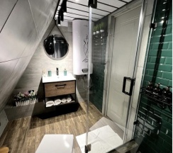 Домик 1 с балконом и с красивым видом из окна в Къашха Таш