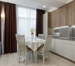 2-комнатные апартаменты люкс с балконом, вид на горы (#140) в Geo Apart