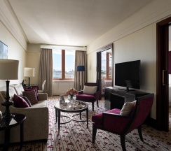 Номер Люкс Four Seasons Экзекьютив с видом на Кремль Твин в Four Seasons Hotel Moscow
