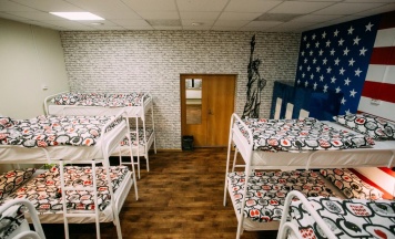 Кровать в 10-местном общем мужском номере в Sky Hostel