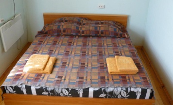 Двухместный коттедж с красивым видом из окна двуспальная кровать в Поплавок на Ахтубе