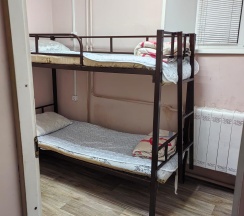 Кровать в 8-местном общем мужском номере в Only