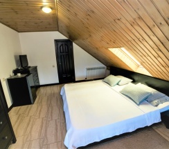 34 - Двухместный мансардный номер с боковым видом на море в Азов Инн