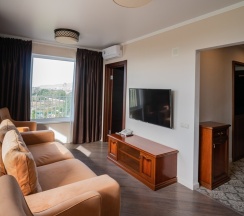 Двухместный полулюкс (Главный корпус) с 2 комнатами с балконом двуспальная кровать в Литфонд