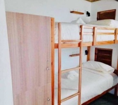 Кровать в общем номере в Club Fiji Resort