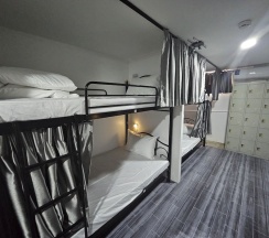 Кровать в общем номере в Jomtien Beach Hostel