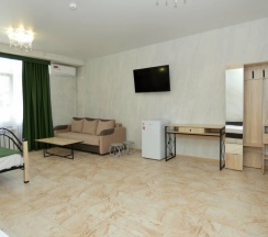 Четырёхместная студия в Хризантема