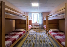 Кровать  в 8-местном мужском номере со шторками в Никольский