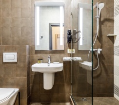 Улучшенный номер с кроватью размера "king-size" в Golden Tulip