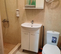 Шестиместный полулюкс с 2 комнатами с балконом и с красивым видом из окна в Гостиница