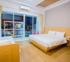 Трёхместный номер Deluxe с балконом в Casa de Coral Phuket