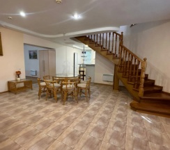 Шестиместный семейный коттедж с балконом в Малахит