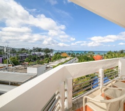 Люкс семейный с 2 комнатами с балконом в Andaman Beach Suites Hotel
