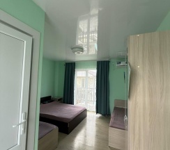 Комната стандарт с 2 односпальными и 1 двуспальной кроватью №3 в Алешкина мечта