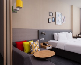 Делюкс с 1 кроватью king-size (200*200) и раскладывающимся диваном в Holiday Inn Perm