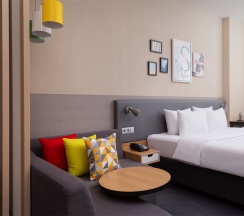 Делюкс с 1 кроватью king-size (200*200) и раскладывающимся диваном в Holiday Inn Perm