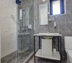 Семейный коттедж с балконом и с красивым видом из окна в Отель My Hotel Karakol
