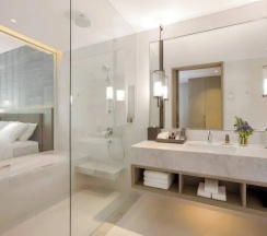 Двухместный номер с балконом и с видом на сад двуспальная кровать в Phuket Marriott Resort And Spa, Nai Yang Beach