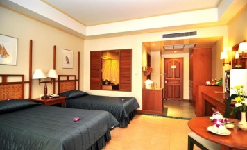 Двухместный номер Superior с видом на сад двуспальная кровать в Karon Princess Hotel