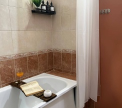 Номер стандарт комфорт с 1 двуспальной кроватью в Дисней