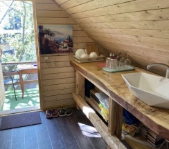 Коттедж с балконом и с красивым видом из окна в Дом на Волге