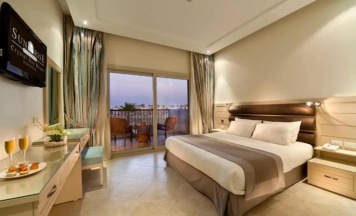 Двухместный полулюкс с видом на море двуспальная кровать в Sunrise Crystal Bay Resort