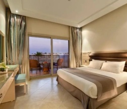 Двухместный полулюкс с видом на море двуспальная кровать в Sunrise Crystal Bay Resort