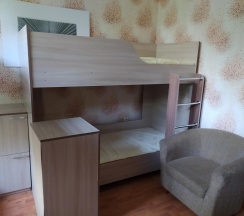 Кровать в 8-местном мужском номере в Диско
