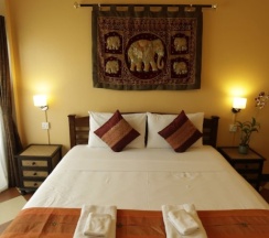 Двухместный номер Deluxe с балконом двуспальная кровать в Guesthouse Liam's Suan Dok Mai