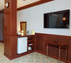 Двухместный полулюкс с видом на бассейн двуспальная кровать в Erawan Hotel