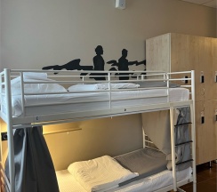 Шестиместный номер с душевой комнатой в Кино хостел на Выборгской