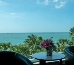 Люкс с видом на море в The Beach Front Resort Pattaya  - SHA Plus